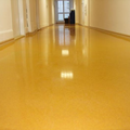 Vysoce dekorativní litá podlahovina - granit efekt ve žluté barvě
